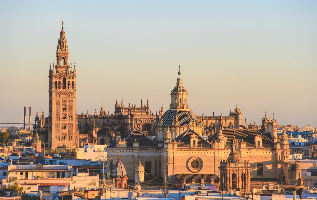 La Catedral de Sevilla: Historia y secretos del monumento gótico más grande del mundo